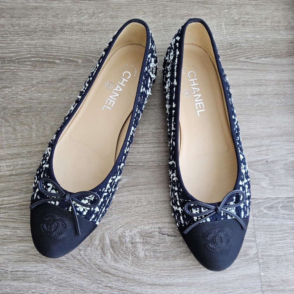 CHANEL Navy and White Tweed Ballet Flats